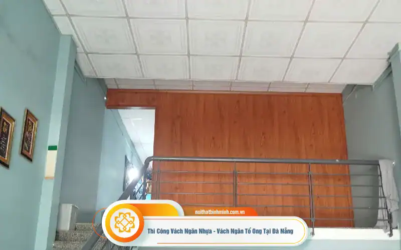 mẫu vách ngăn nhựa giả gỗ màu hiện đại