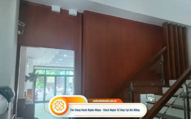 mẫu vách ngăn nhựa giả gỗ màu nâu