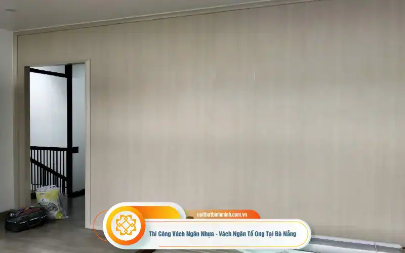mẫu vách ngăn nhựa giả gỗ màu nhạt
