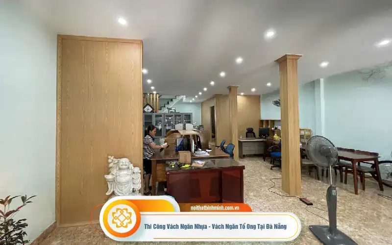 mẫu vách ngăn nhựa giả gỗ màu vàng